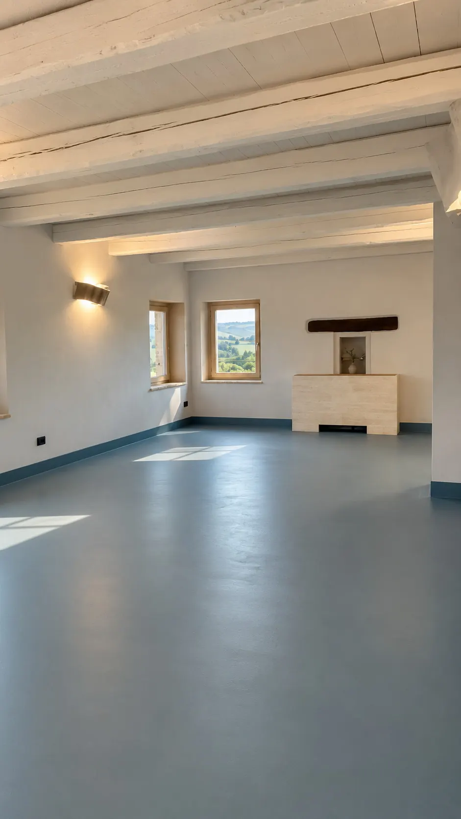 La sala bianca di Calamonte, vuota e pronta per l’allestimento, con le finestre sulla campagna