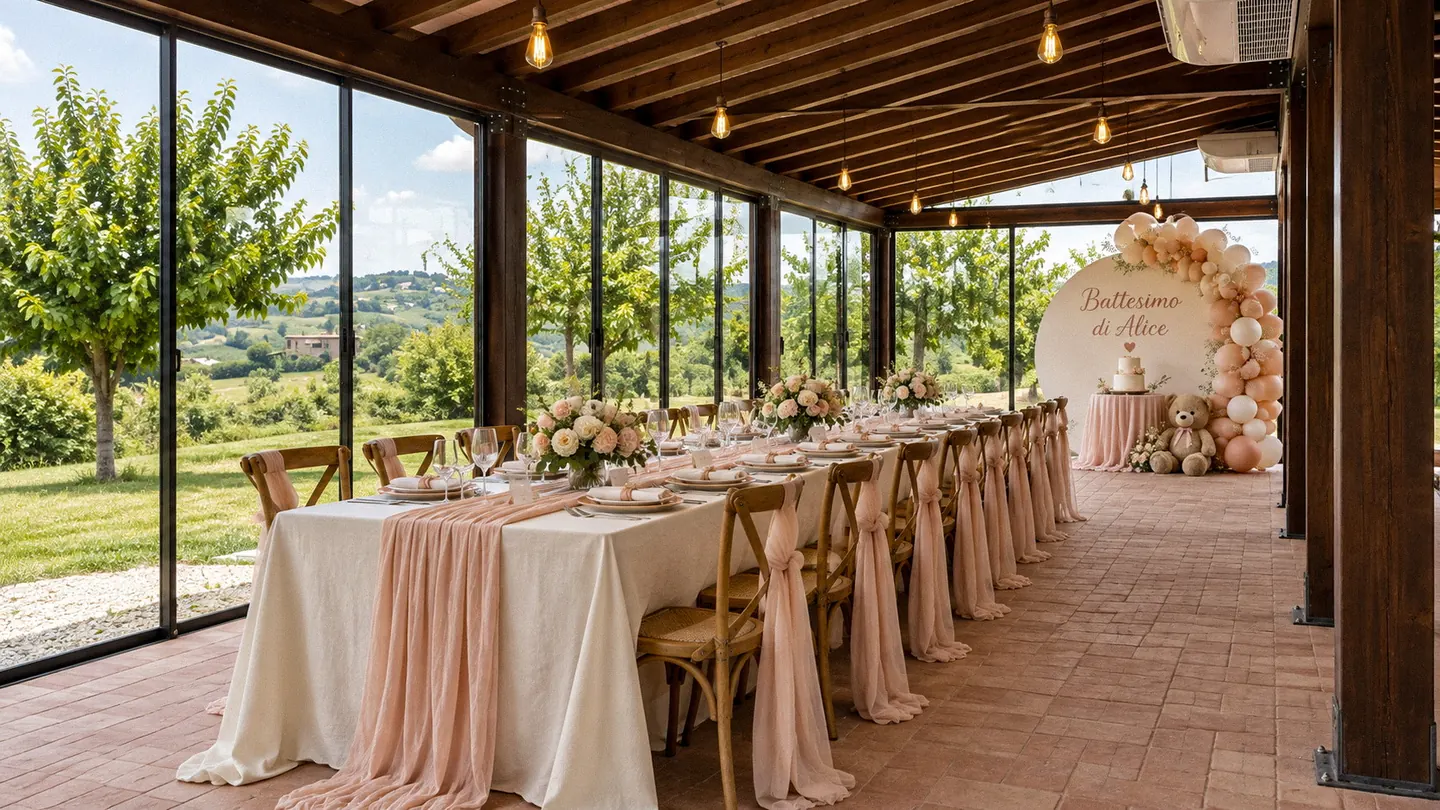 Un battesimo nella veranda di Calamonte: tavolata con runner rosa cipria, fiori e palloncini